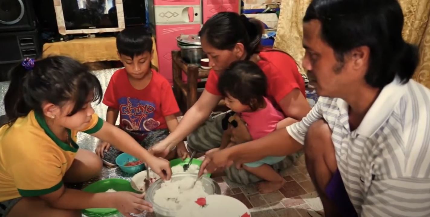 feeding-filipino-street-vendors-2