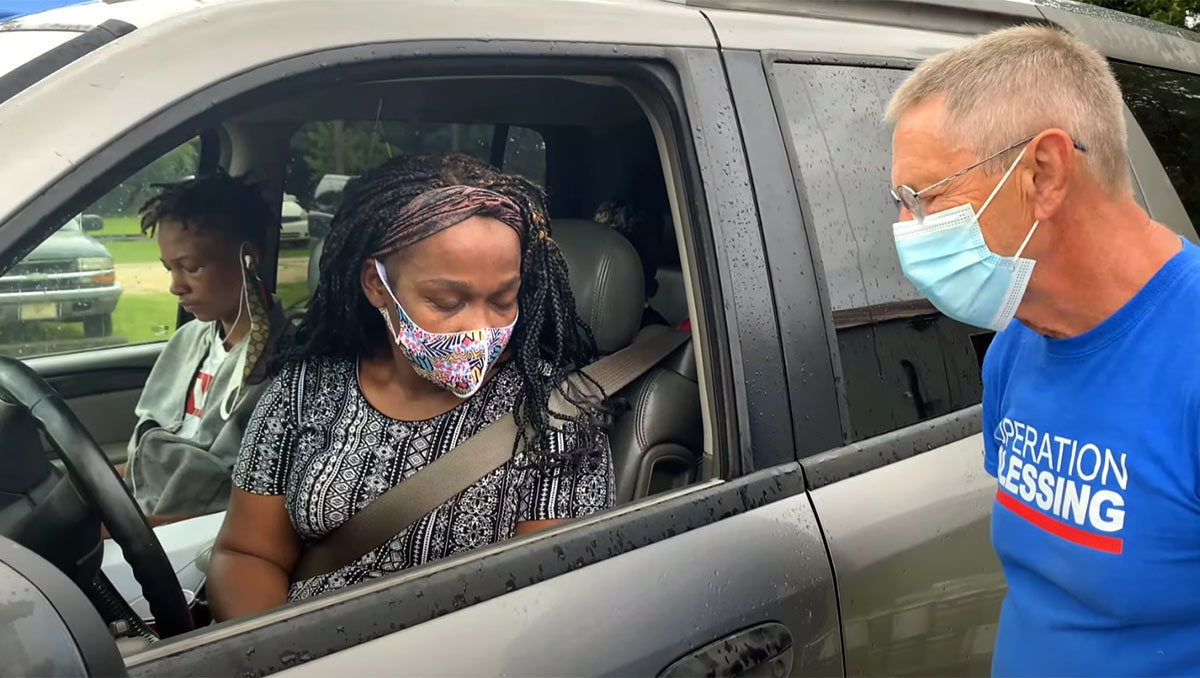 feeding-single-mother-in-need