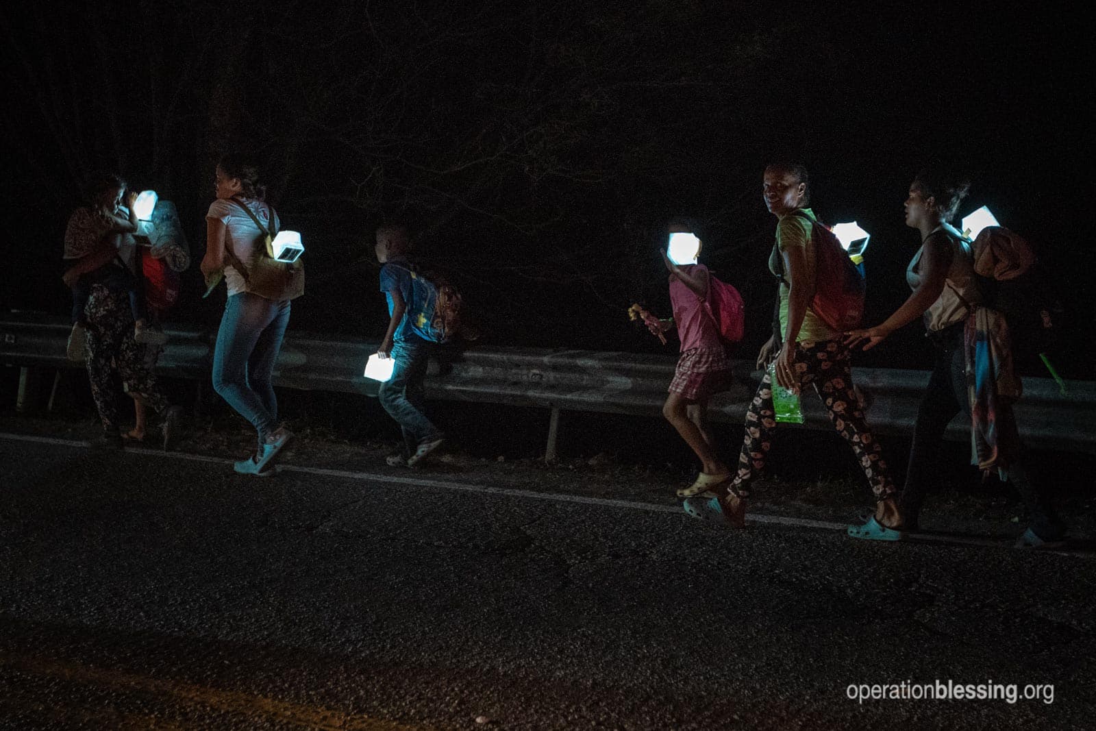 venezuelan-refugees-solder-lights