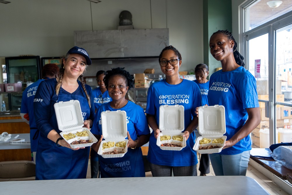 volunteers provide meals for hurricane Melissa victimsssa volunteers provide meals for hurricane Melissa victims